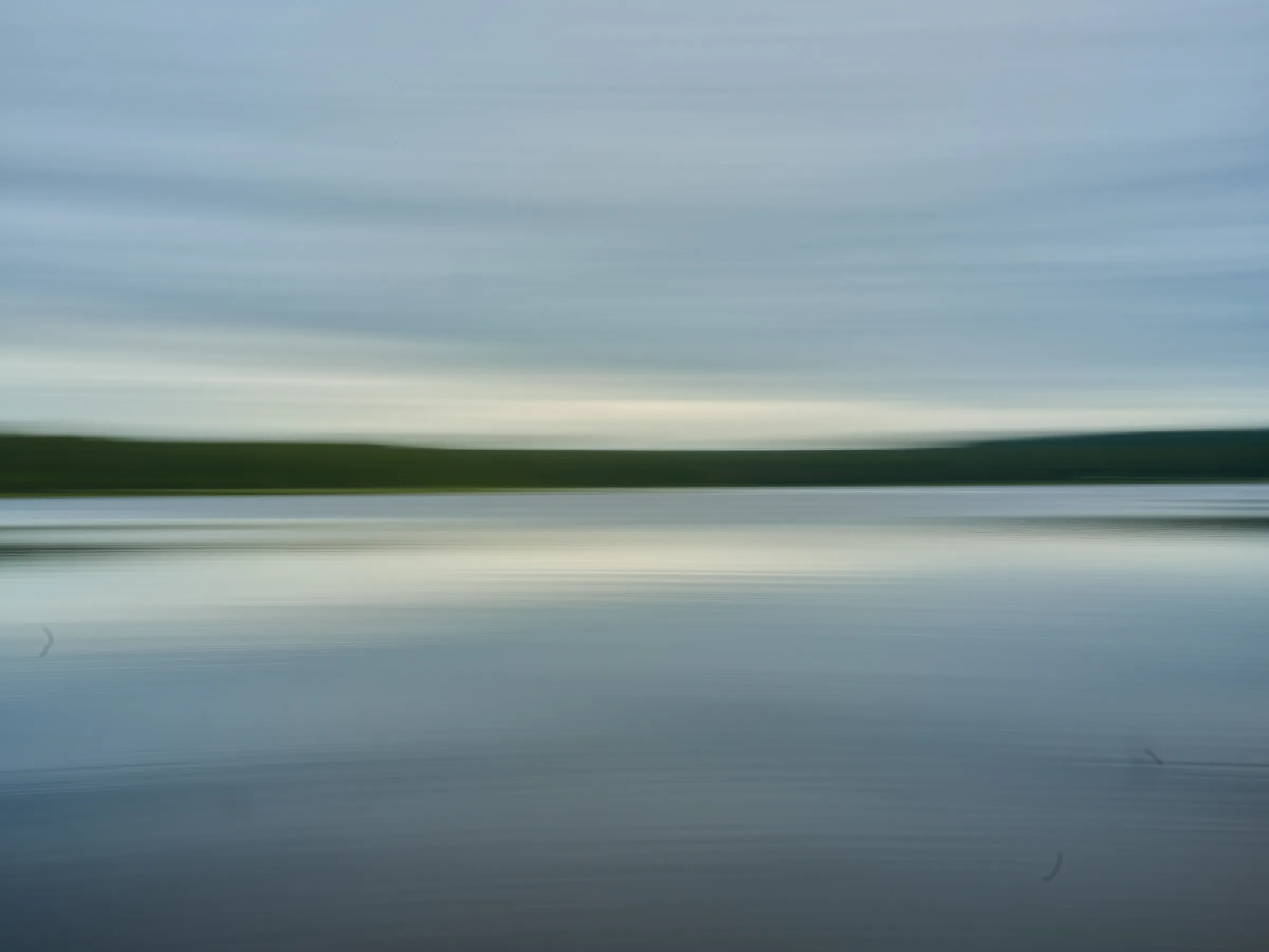 See mit weichem Horizont im Abendlicht, durch lange Belichtung beruhigt