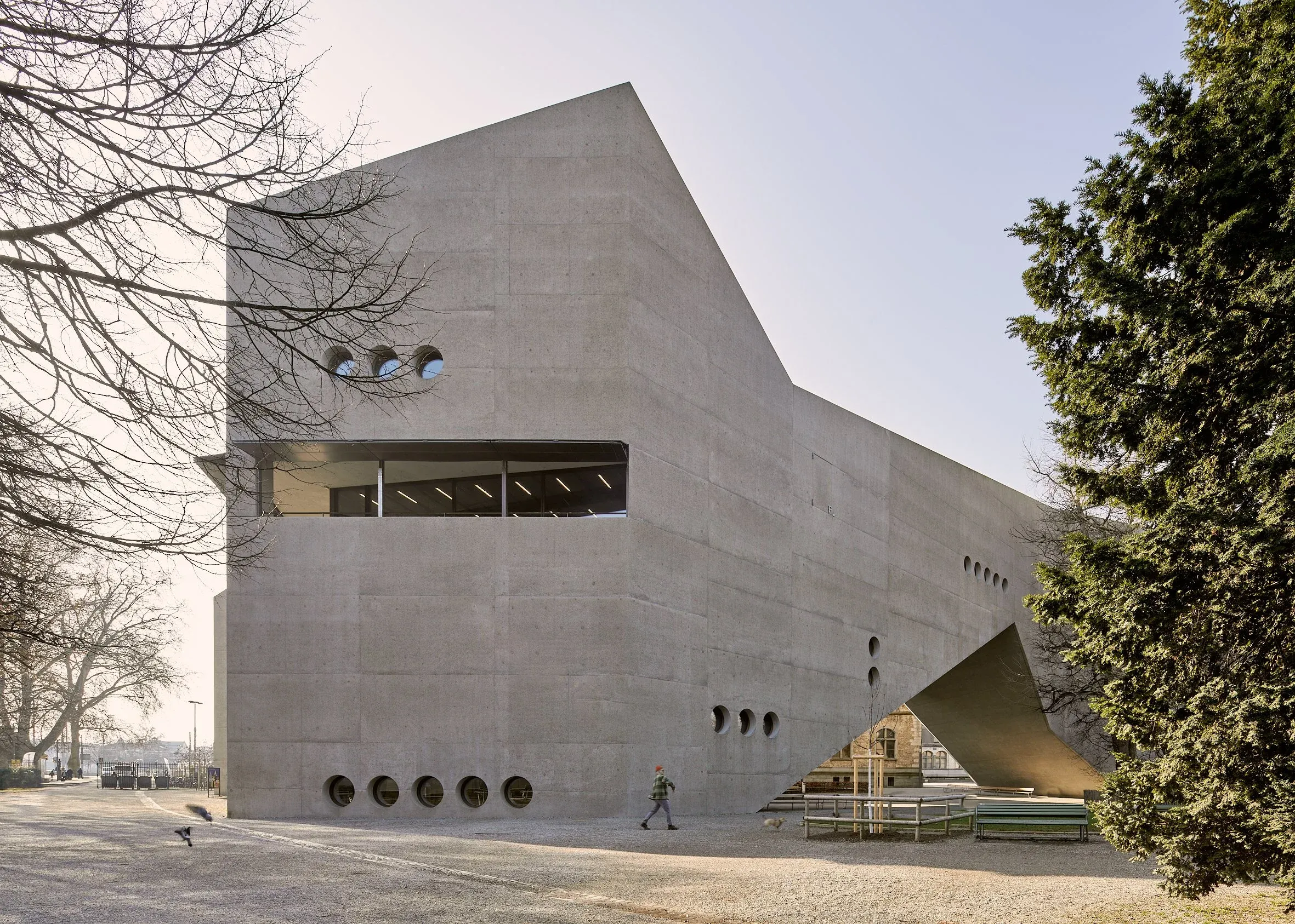 Architektur mit klarer Geometrie und ruhigem, gerichtetem Licht