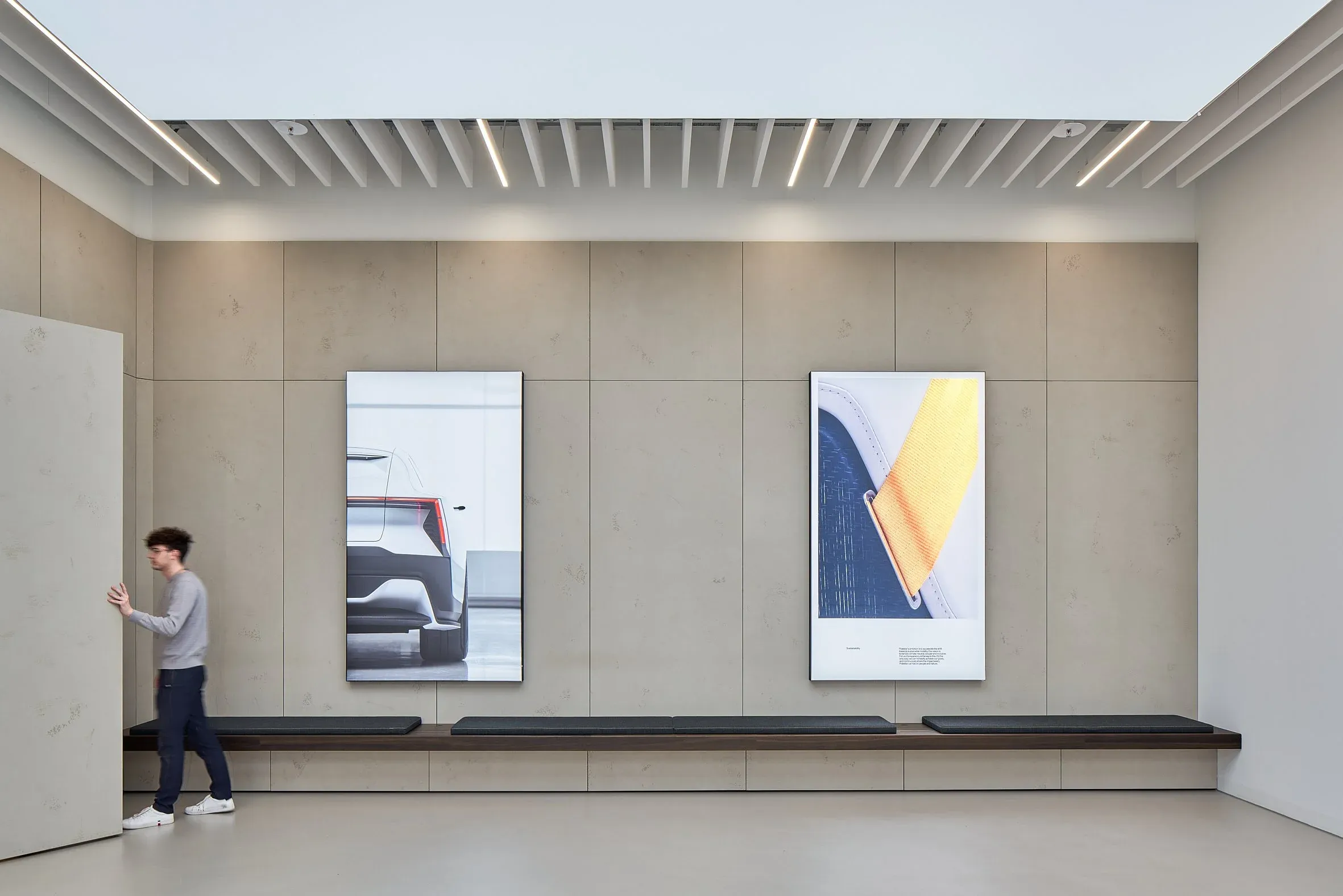 Reduzierter Automobil-Showroom mit klaren Flächen und ruhigem Licht