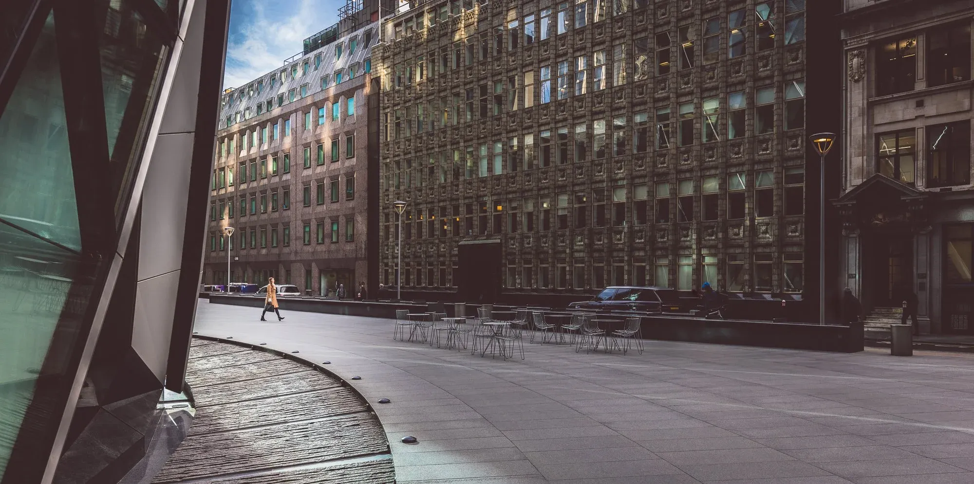 Menschenleerer urbaner Raum mit Spiegelung, Serie Hidden Places