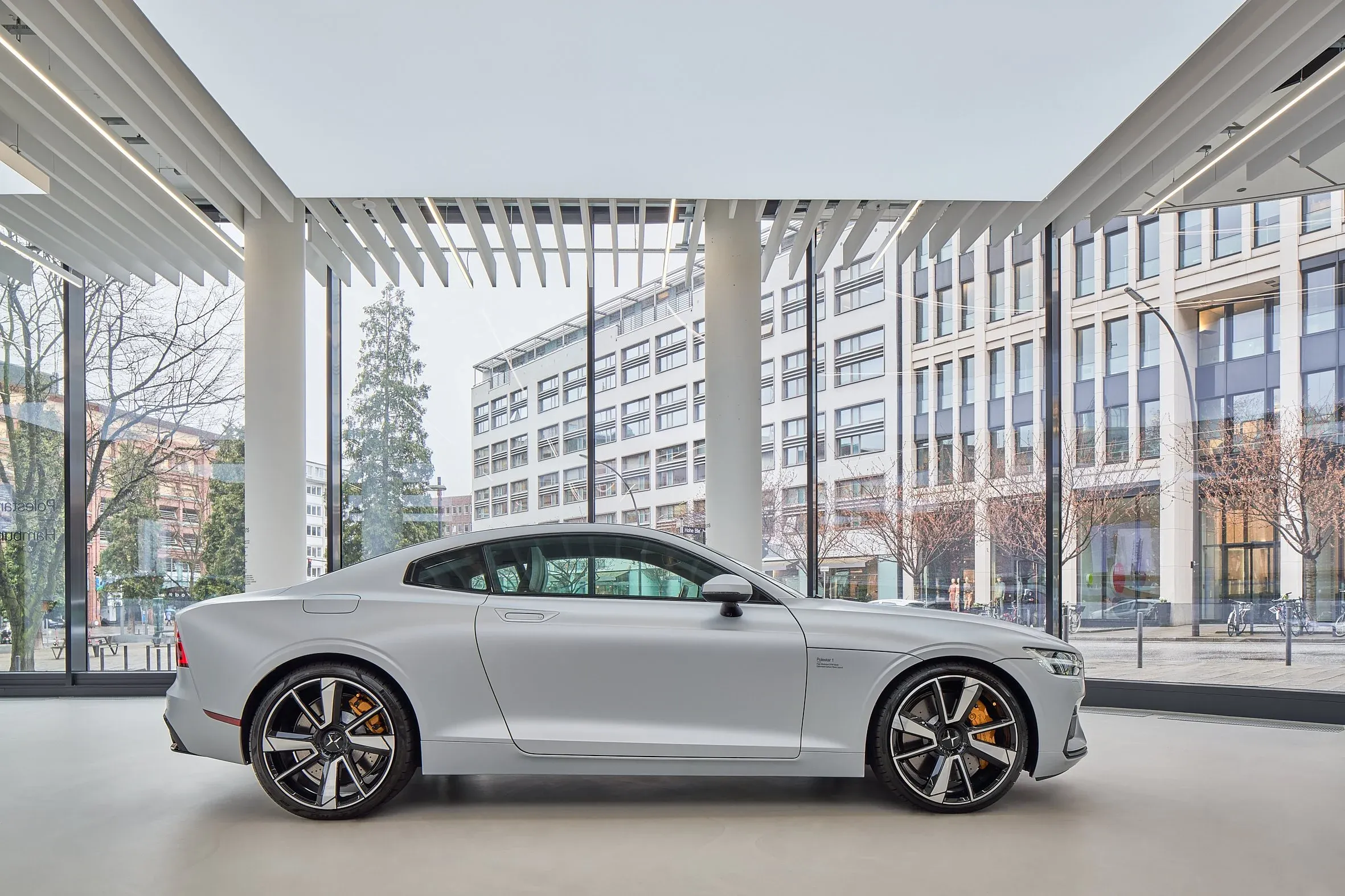 Detail im Polestar Showroom, Material und Licht in klarer Komposition