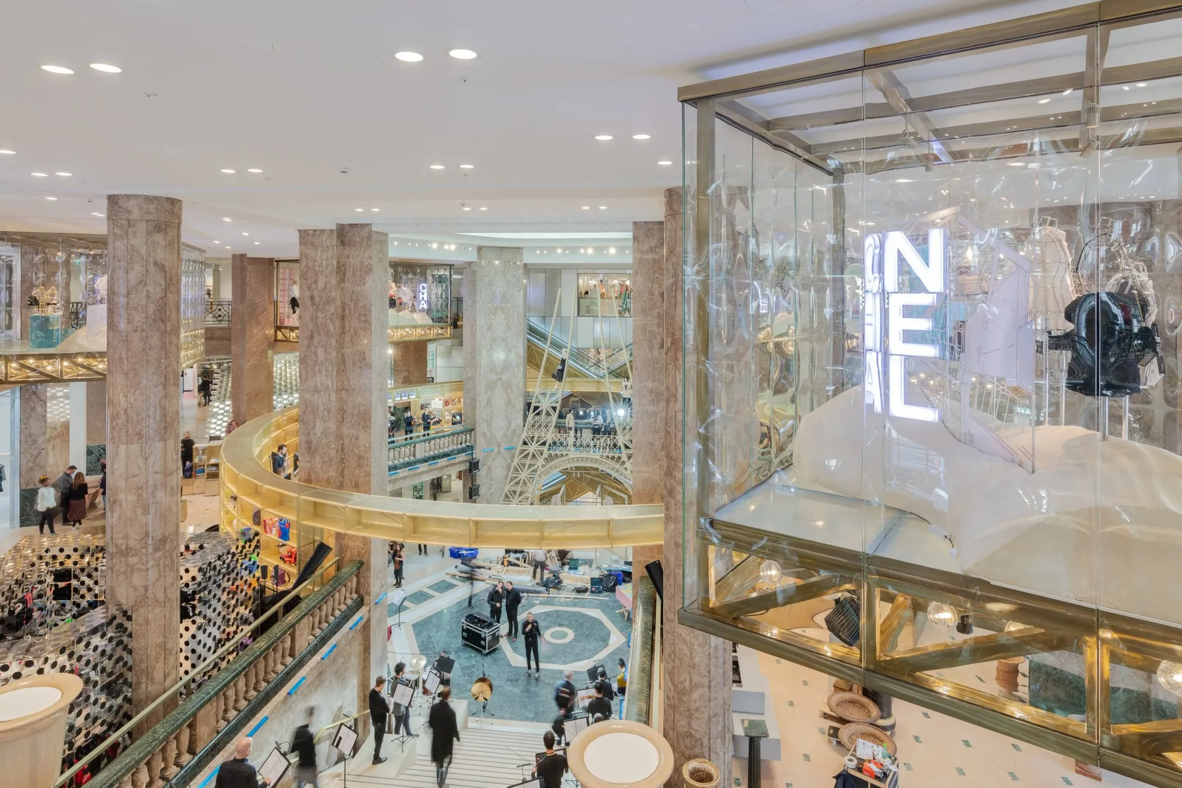 Innenansicht der Galeries Lafayette in Paris, mehrgeschossiger Innenraum mit Marmorsäulen, Galerie und beleuchteter Schaufläche