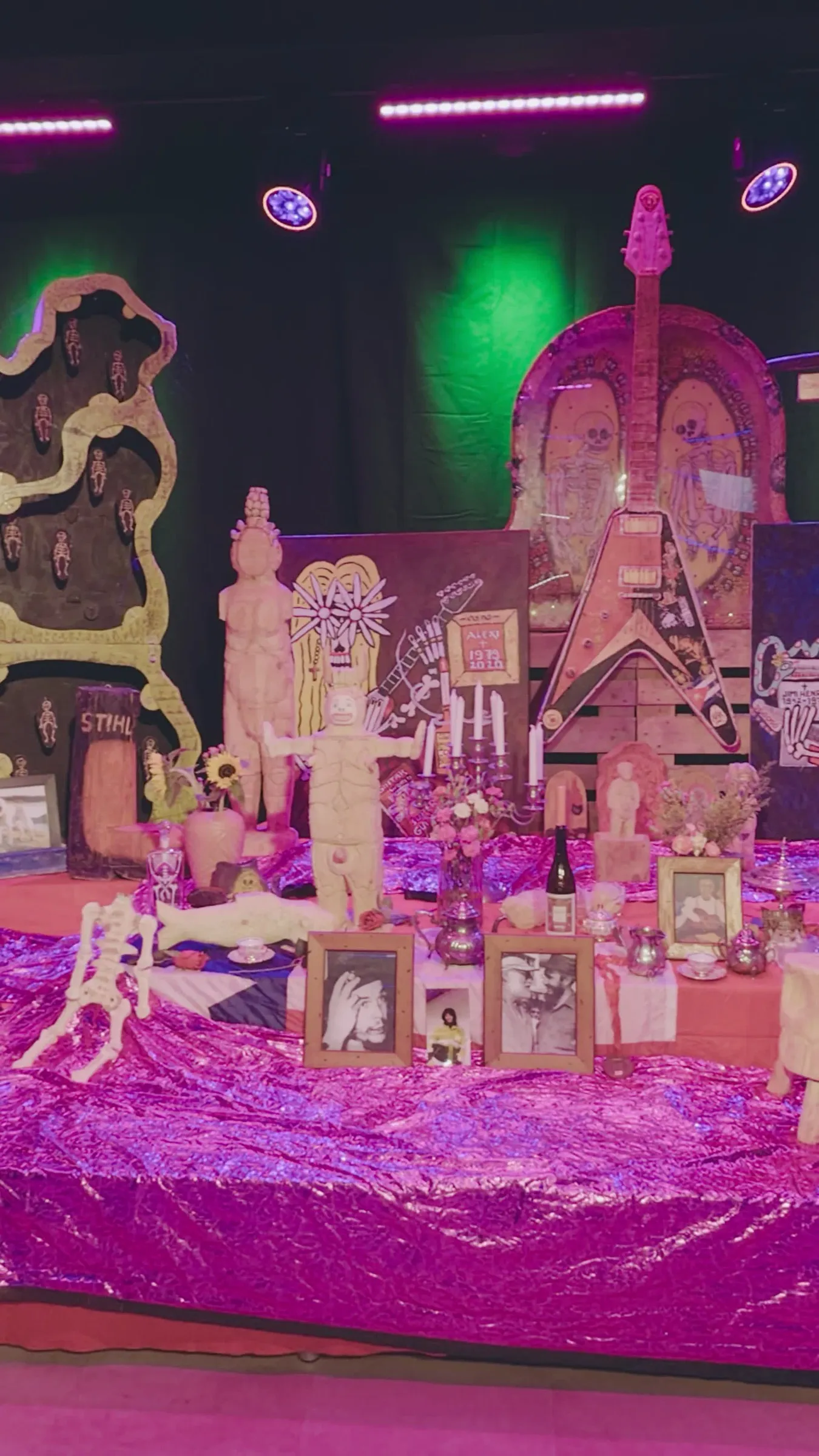 Video: der geschmückte Altar mit Fotos, Kerzen und Sonnenblumen