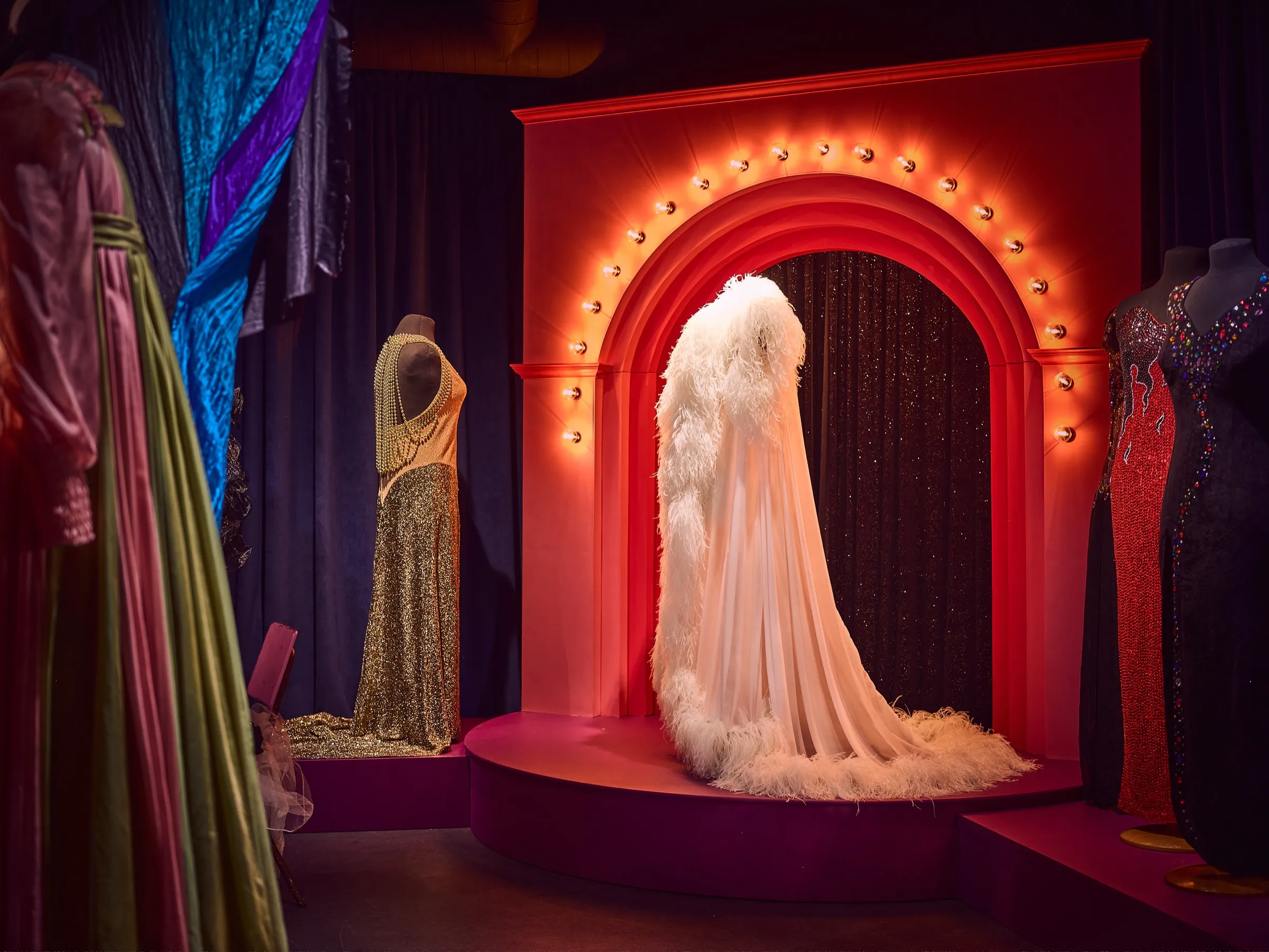 Ausstellungsraum im Museo Skogster mit beleuchtetem Bühnenbogen und funkelnden Kostümen