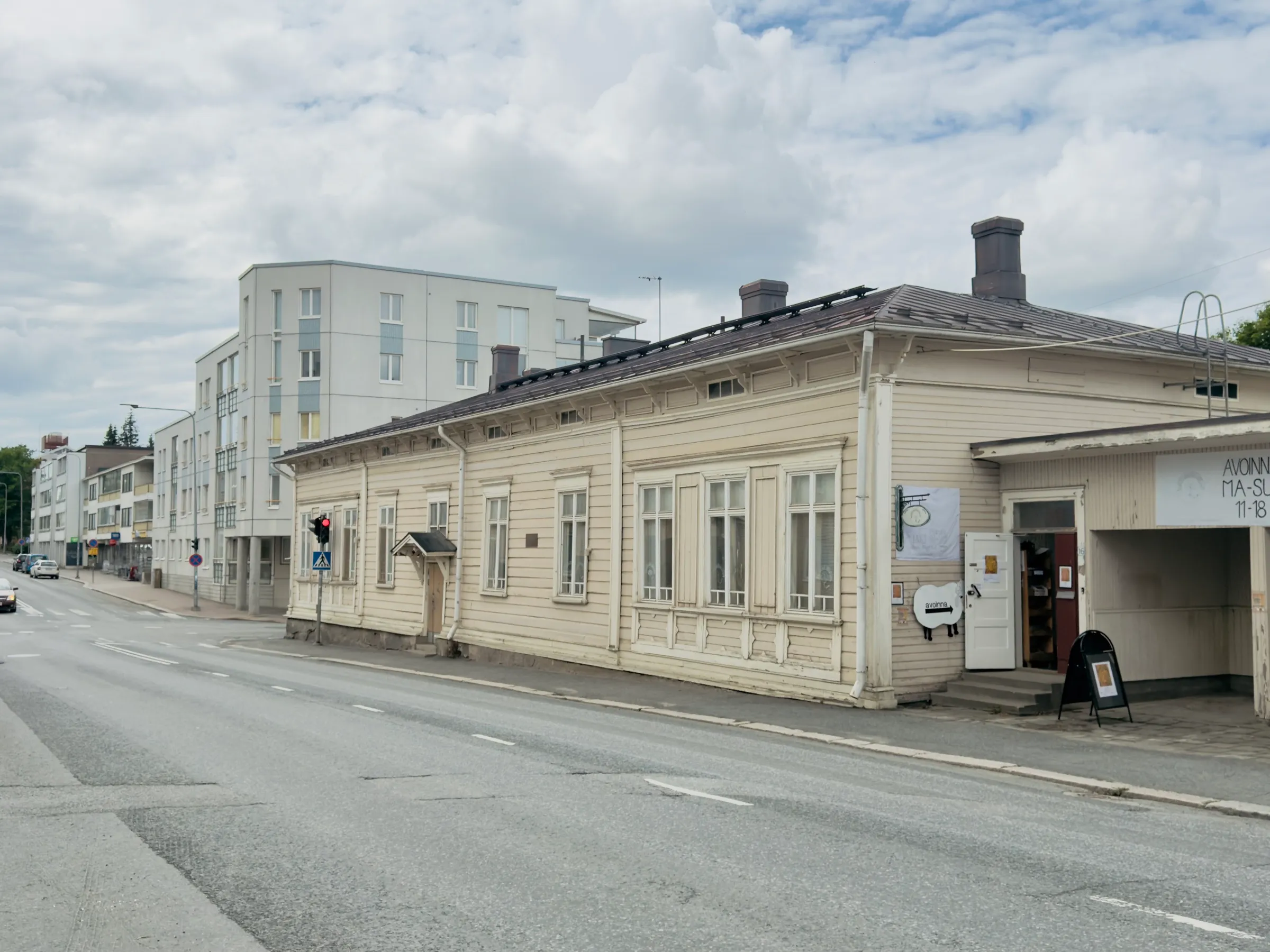 Außenansicht des Holzhauses von Kaputa ry an einer Straße in Hämeenlinna