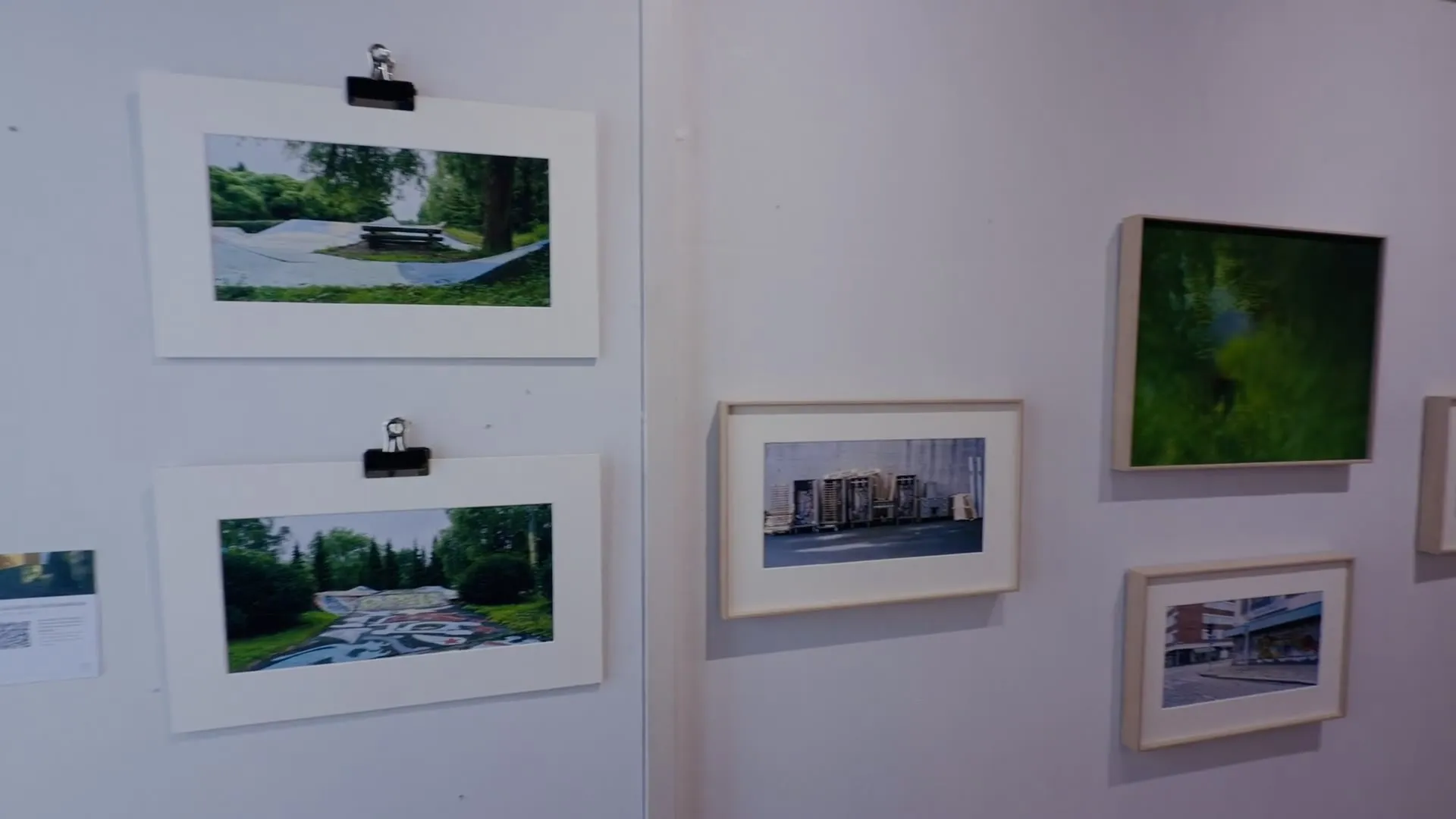 Video: Schwenk über zwei geklammerte Fotografien und ein gerahmtes Bild an der Wand