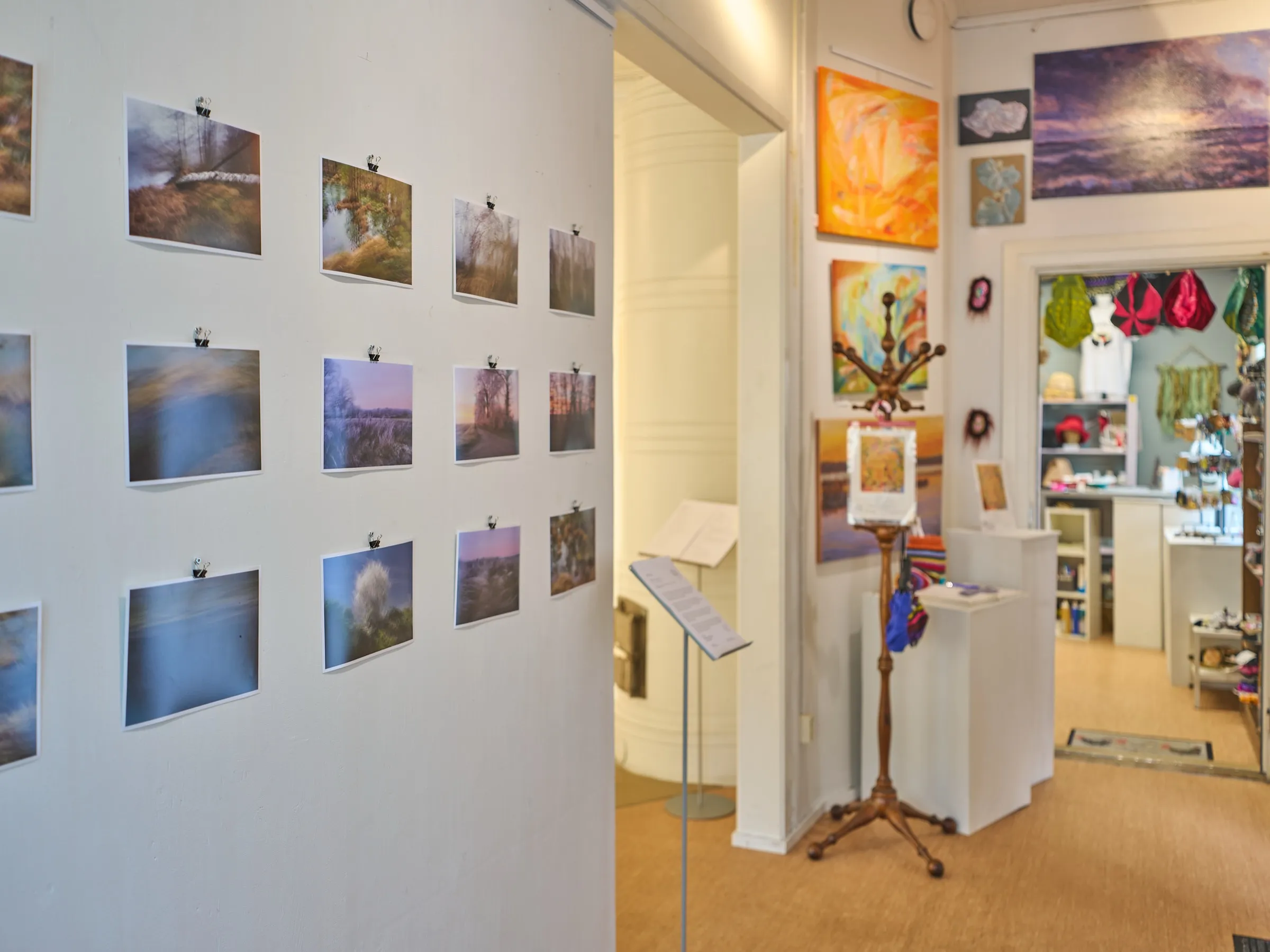 Fotografien von Roman Thomas an einer hellen Wand