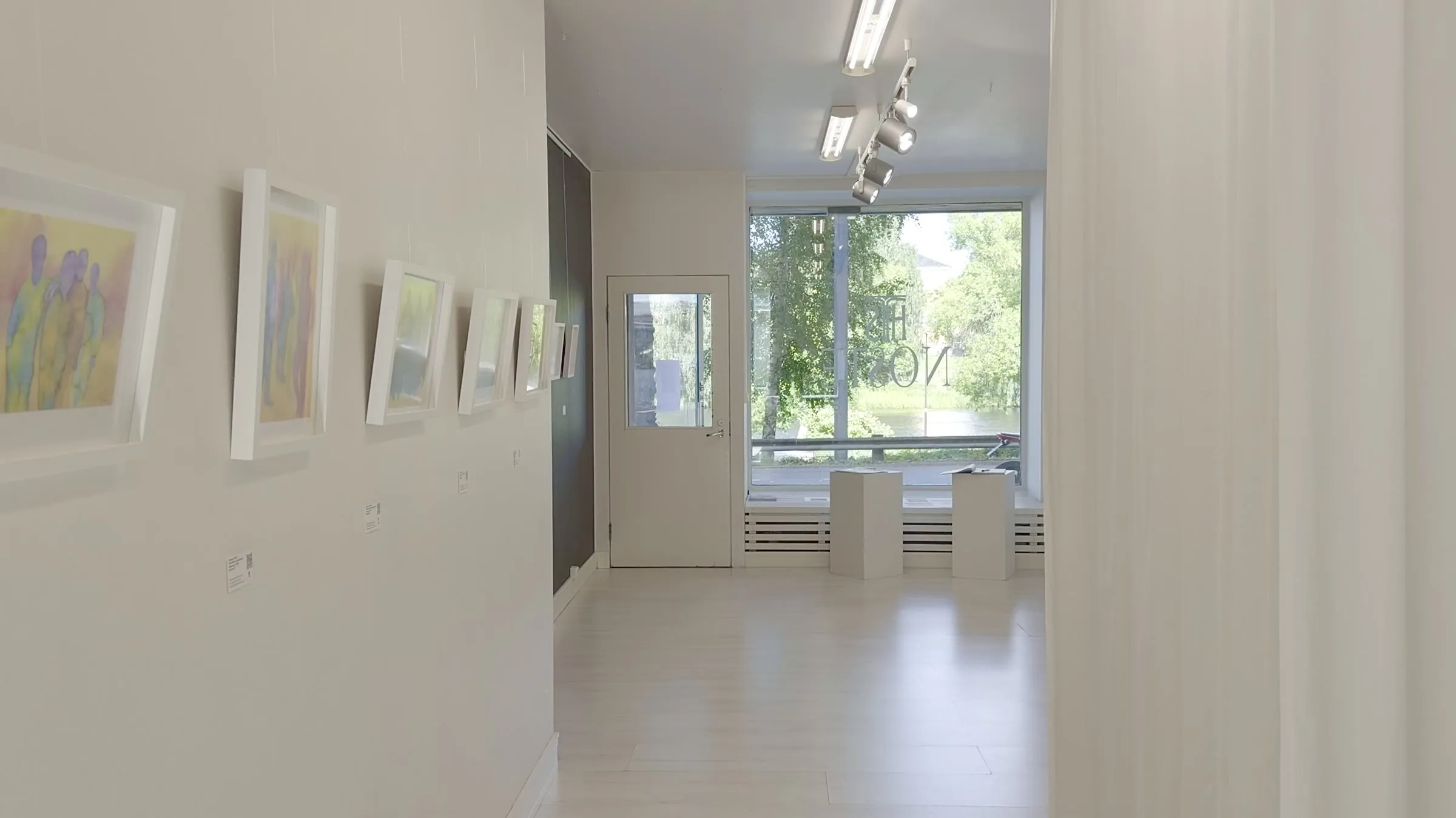 Video: langsamer Gang durch die Galerie Noste, vorbei an kleinen Aquarellen bis zum Fenster