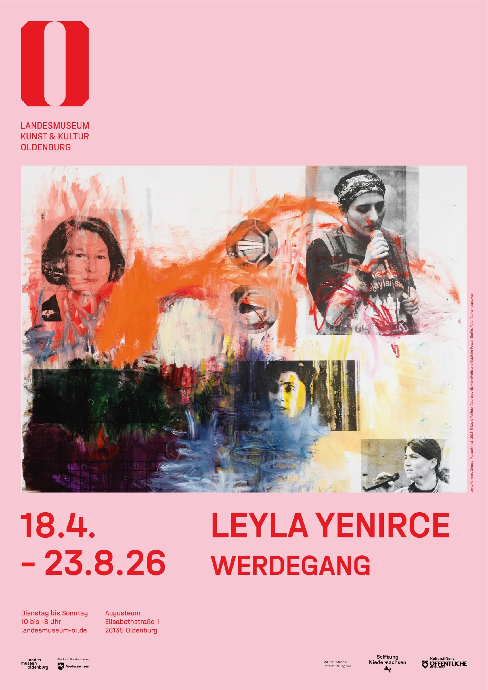 Das rosafarbene Ausstellungsplakat mit dem roten O des Landesmuseums, einem Gemälde mit Frauenporträts und dem Titel Leyla Yenirce Werdegang, 18.4. bis 23.8.26