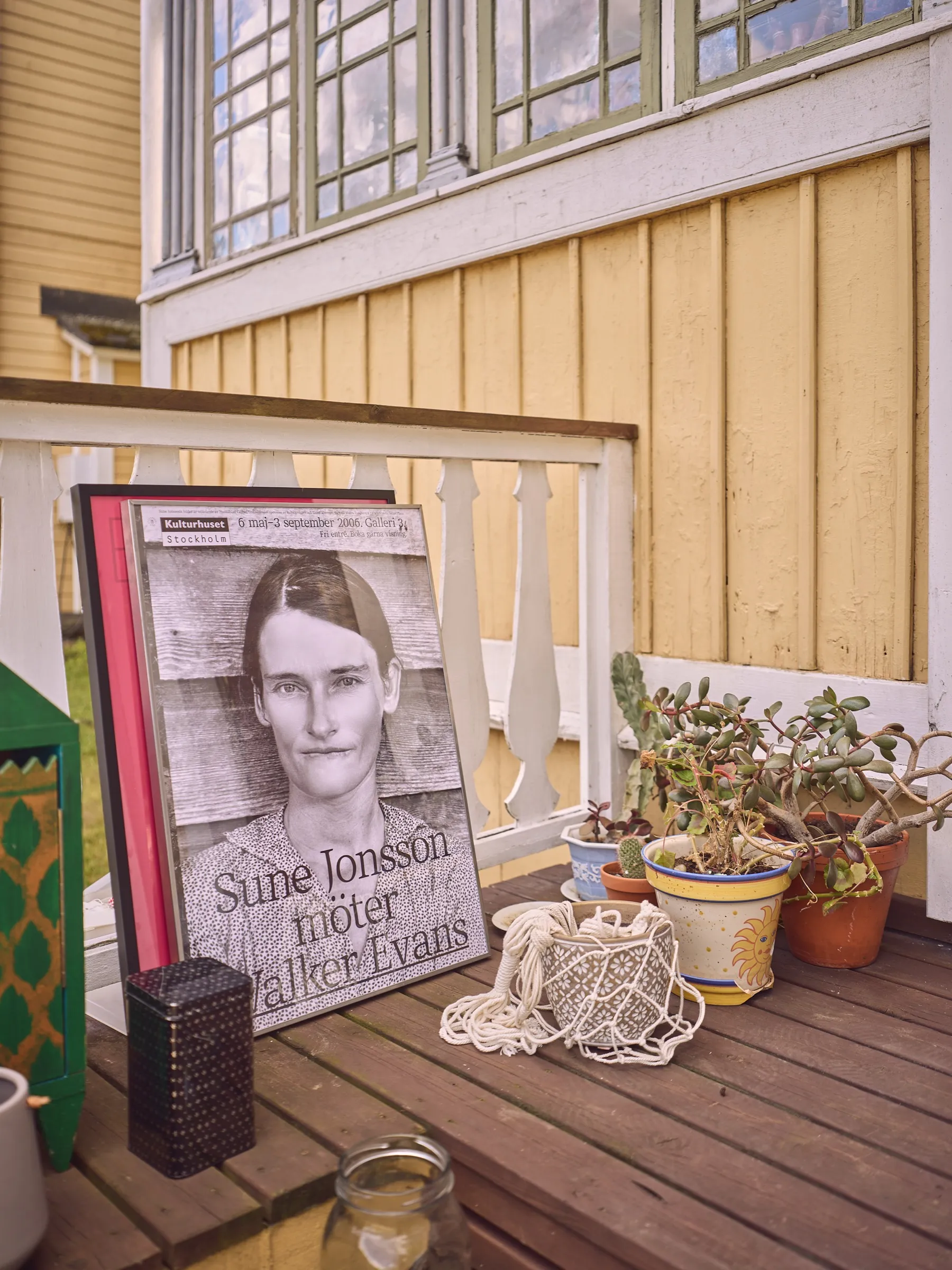 Buch mit dem Titel Sune Jonsson möter Walker Evans lehnt am Geländer der Veranda, Hochformat