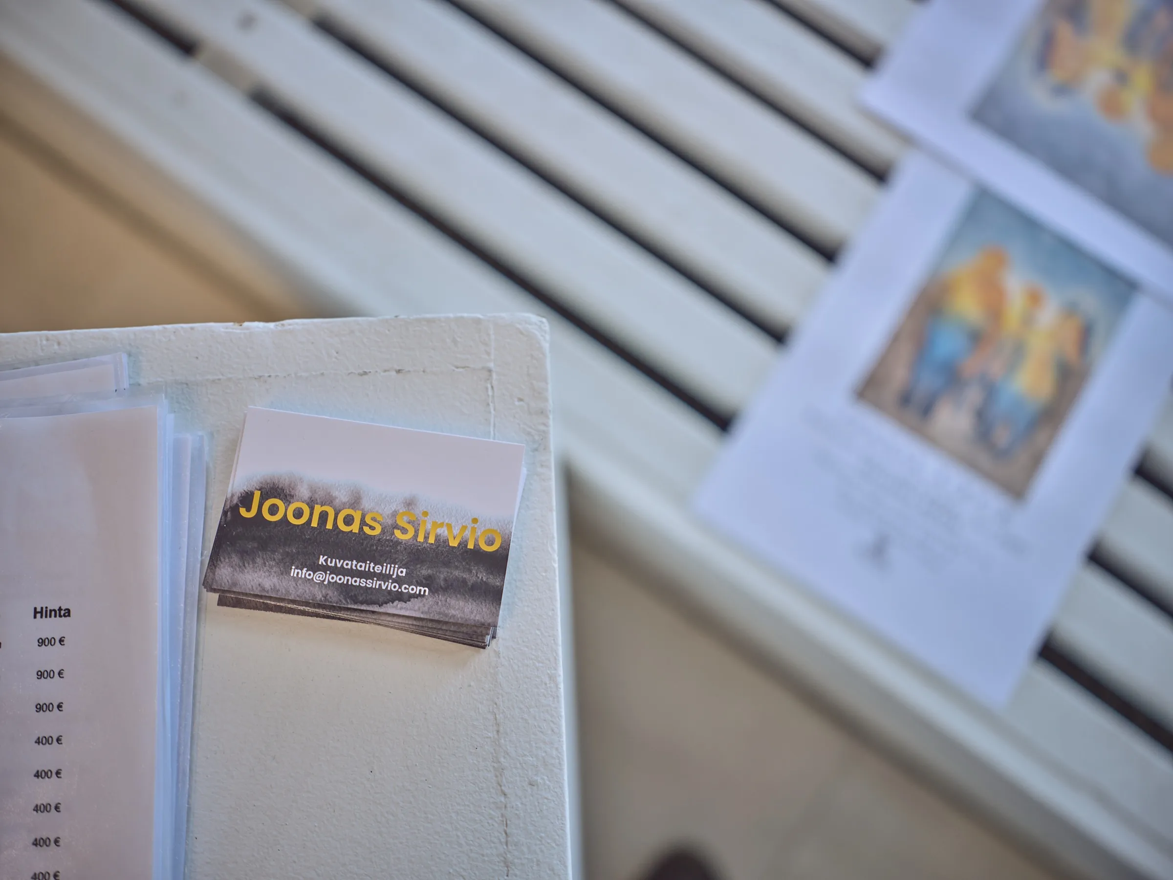 Visitenkarten von Joonas Sirviö auf dem Gästebuch der Galerie