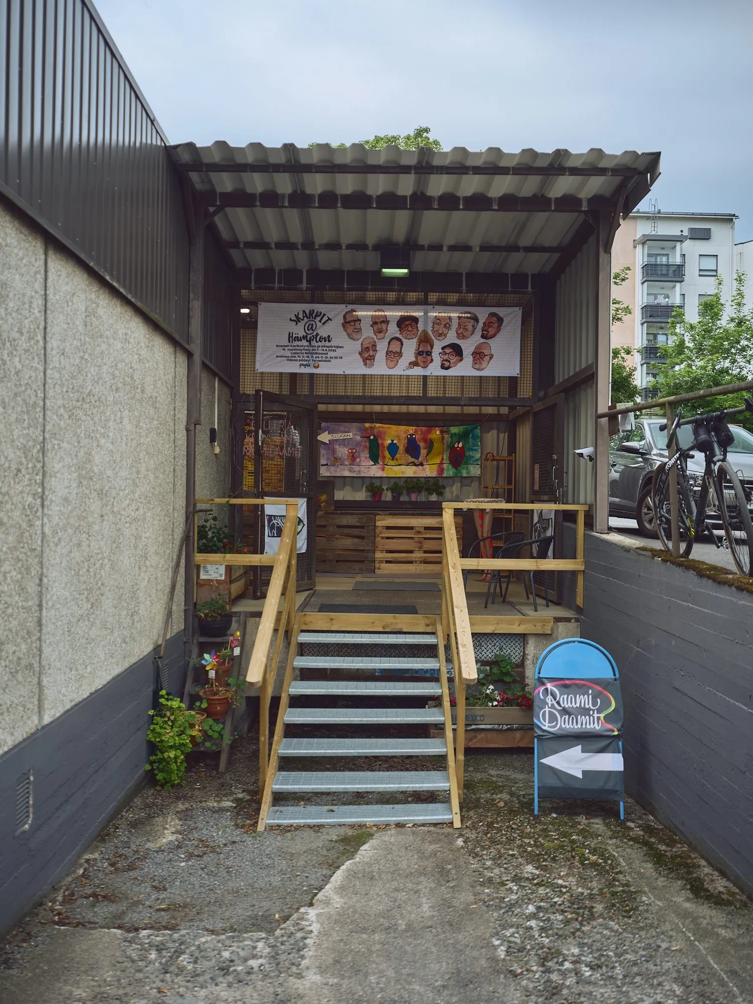 Schmaler Treppengang hinunter zum Eingang der Galerie unter Straßenniveau, Hochformat
