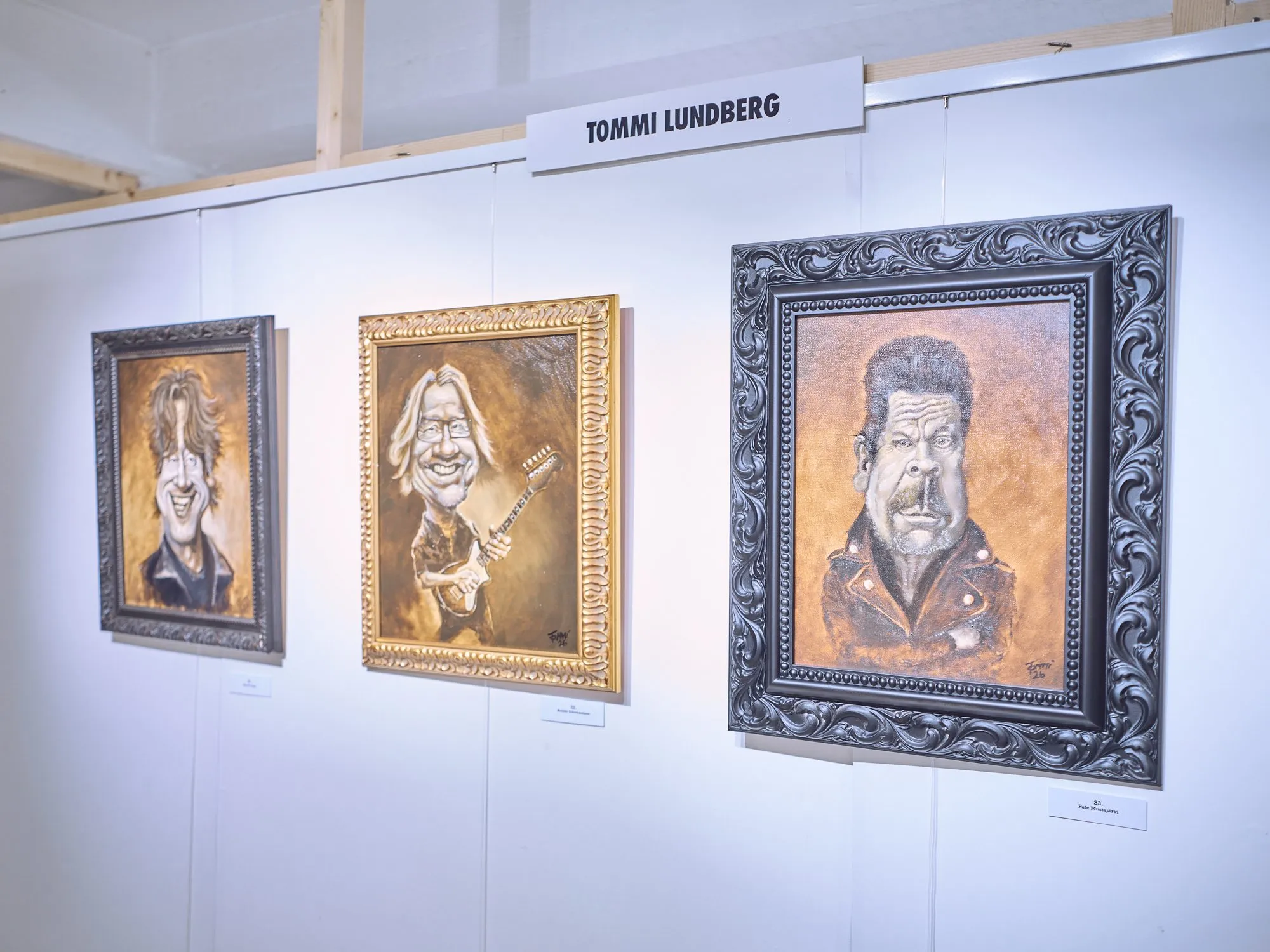 Drei Karikaturen in Öl von Tommi Lundberg, Musiker mit großen Köpfen in verzierten Rahmen