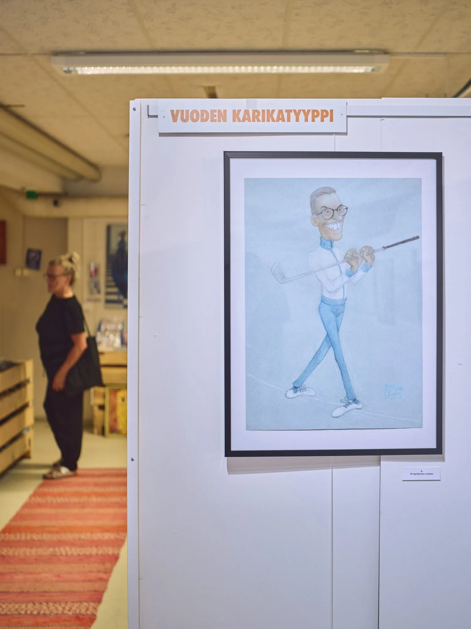 Gerahmte Karikatur von Stubb in sportlicher Pose unter der Überschrift Vuoden karikatyyppi, Hochformat