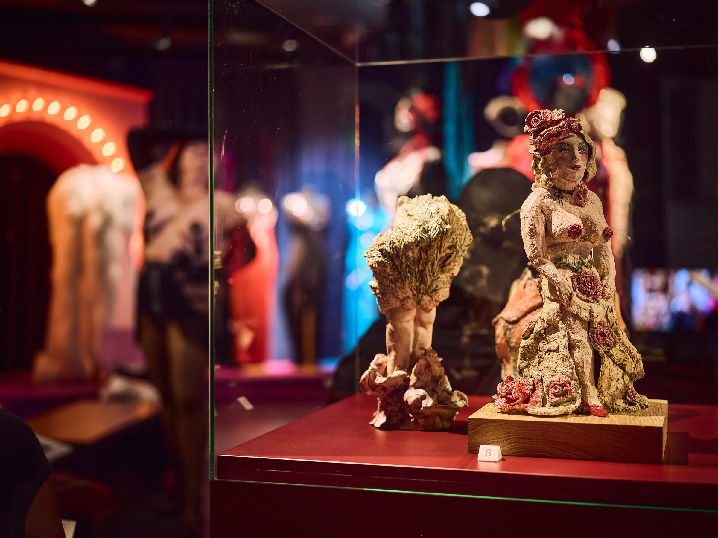 Vitrine mit kleinen Figuren und Kostümdetails der Ausstellung